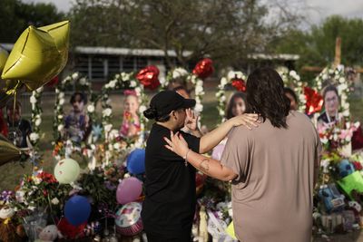 Texas town begins burying its children after school shooting