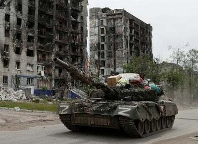 Ukrainian refugee sheltering in UK spots looted boiler and bedsheets on Russian tank