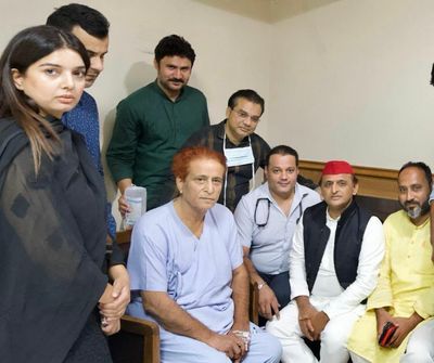 Delhi: Akhilesh Yadav leaves from Sir Ganga Ram Hospital after meeting with Azam Khan