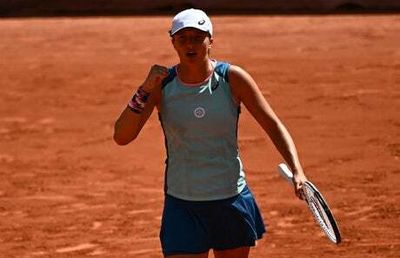 French Open: Iga Swiatek eases past Jessica Pegula for 33rd straight win to set up Daria Kasatkina semi-final