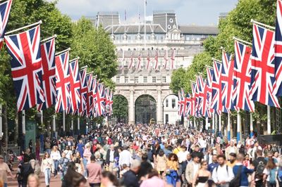 ‘Royalist’ Union Jack-clad twins among Jubilee campers on The Mall