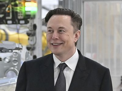 Elon Musk tells employees to return to the office 40 hours a week — or quit