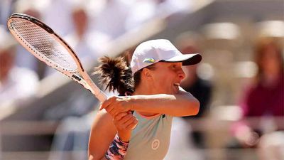 French Open: Swiatek sets up semifinal clash with Kasatkina