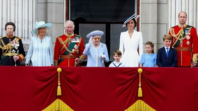 Crowds cheer Queen as historic Jubilee festivities kick off