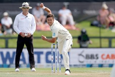 New Zealand include Boult as they bat against England