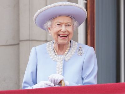 Platinum jubilee: The Queen wears powder blue as she delights crowds in balcony appearance
