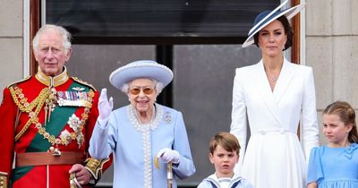 Queen appears on Buckingham Palace balcony with royal family during Platinum Jubilee