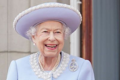 Crowds cheer queen at historic jubilee celebrations