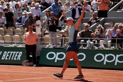 Swiatek extends winning run to reach second French Open final