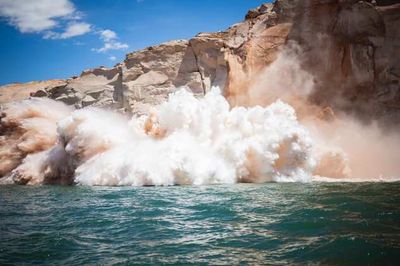 Sudden Rockslide At Lake Powell Stuns Tourists, Sends Boaters Fleeing Large Wave