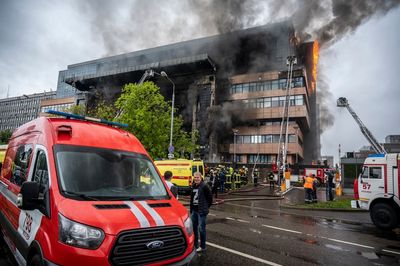 Fire engulfs Moscow business center, people feared trapped
