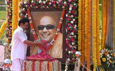 Stalin, other leaders pay tributes to Karunanidhi