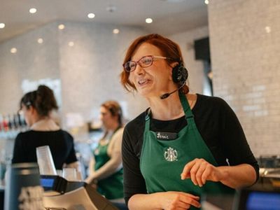 Starbucks Reopens China Stores: Bloomberg