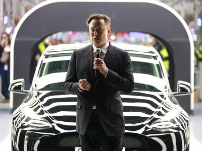 Elon Musk has a 'super bad feeling' about the economy and wants Tesla to cut jobs