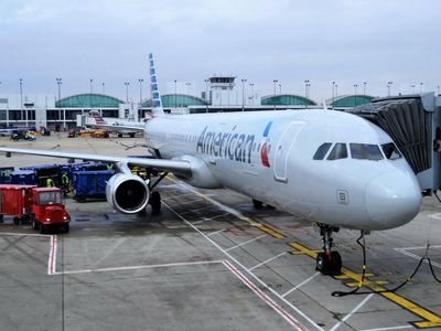 American Airlines Raises Outlook, Falls On Fuel Cost Woes: Here's What To Watch