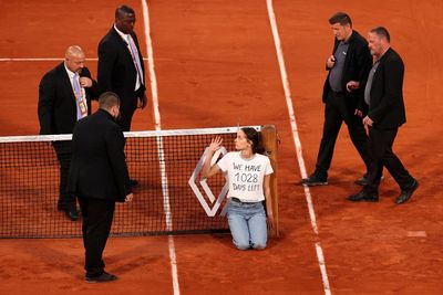 Protester delays French Open semi-final