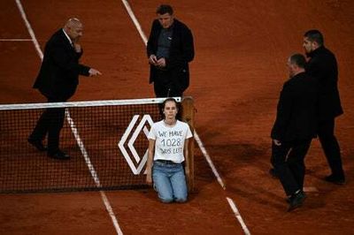 Protester ties herself to net to interrupt French Open semi-final between as Casper Ruud beats Marin Cilic