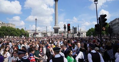 Trafalgar Square evacuated as police warn 'don't travel to area'