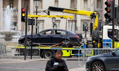 Police evacuate Trafalgar Square and carry out controlled explosion