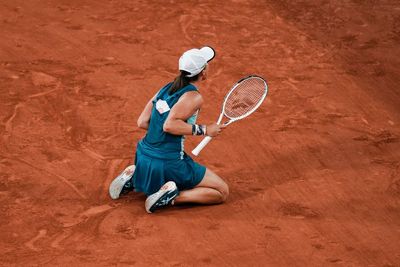 Swiatek beats Gauff 6-1, 6-3 for 2nd French Open title