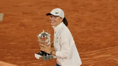 Swiatek swarms over debutante Gauff to claim second French Open title