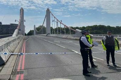 Man tasered by police on Chelsea Bridge dies in hospital