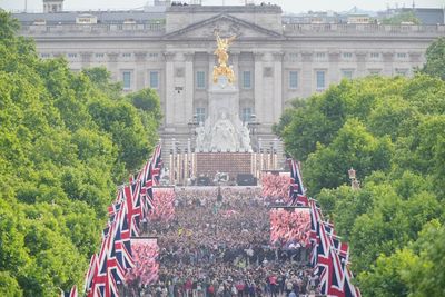 Partygoers soak up atmosphere ahead of Buckingham Palace concert