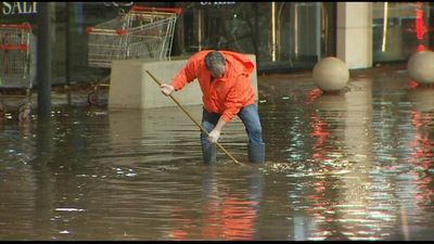 Wild wet weather smashes Adelaide as emergency services work to clean up damage while bracing for more rain