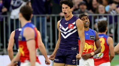 Fremantle beat Brisbane by 20 points to strengthn flag credentials, Collingwood edge Hawthorn in thriller
