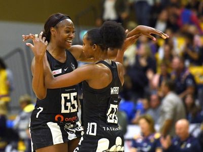 Magpies beat Lightning to reach top four