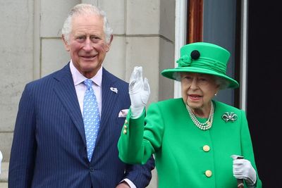 Waves and smiles on balcony from Queen at poignant end to Jubilee celebrations