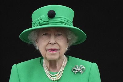 Queen pledges to serve ‘to the best of my ability, supported by my family’