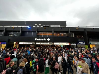 Queues outside London Euston as passengers face severe delays