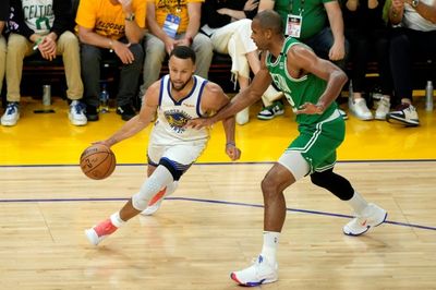 Curry stars as Warriors down Celtics to level series