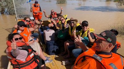 Diamantina River predicted to rise further as SES ferries marathon runners from Birdsville