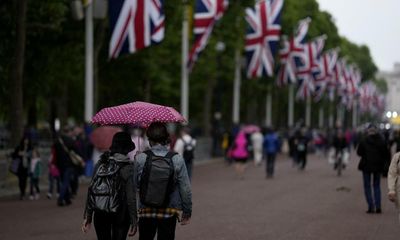 Rain and thunderstorms menace late jubilee parties in southern England