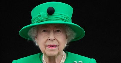 Queen 'struggled to not be overcome by tears' on palace balcony - body language expert