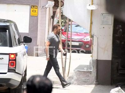 Amidst death threats, Salman Khan spotted returning to Galaxy apartment; actor's security beefed up - WATCH