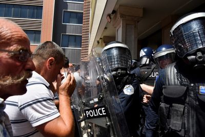 Kosovo police use pepper spray to disperse protesting war veterans