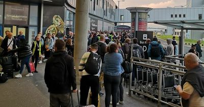 Holidaymakers queue outside Edinburgh Airport in 'chaotic scenes'