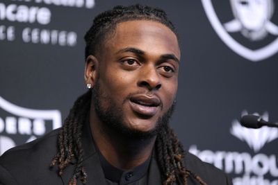 Watch: Derek Carr gets first look at Davante Adams in Raiders uniform