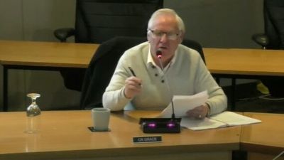Kingborough councillor David Grace refuses to leave meeting, threatens to 'go off my head one night'