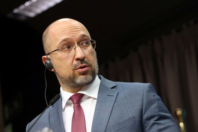 Ukraine may give English status of business language -prime minister