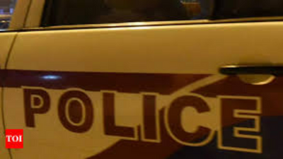 3 workers robbed of cellphones