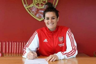Jen Beattie signs new Arsenal contract with dual role