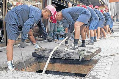 Prison labour hired to clean Bangkok's drains