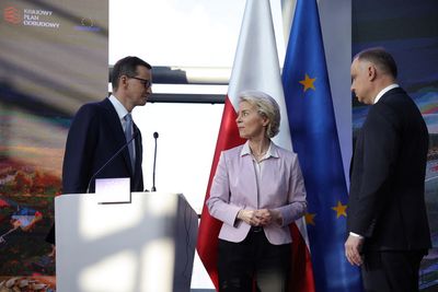 EU executive tries to reassure angry parliament: no funds for Poland without reforms