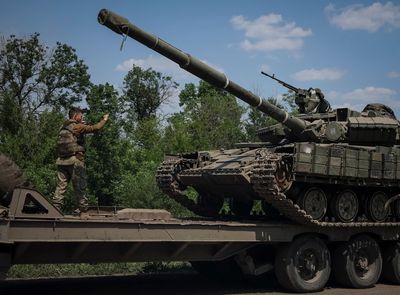 Russia pushes Ukrainian forces to outskirts of key eastern city