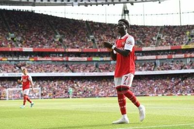 Bukayo Saka: Theo Walcott advises Arsenal stay despite Manchester City transfer rumours