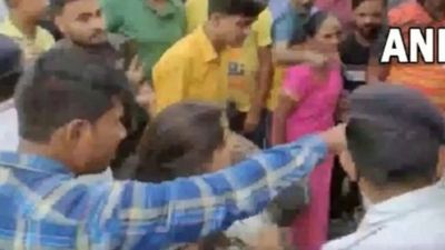 Traffic offenders assault Delhi cops; 6 detained